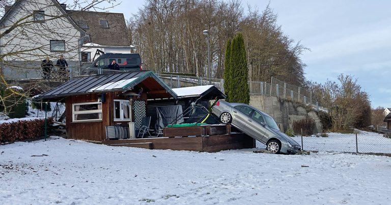 19.12.22 Feuerweht Auto Garten