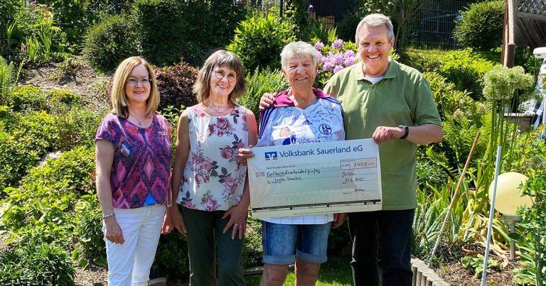 Spendenuebergabe zum 80. Geburtstag an den Caritas Warenkorb Agnes Dicke